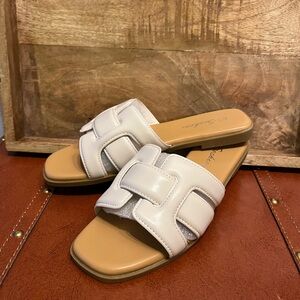 New Soshino Interlaced White Faux Leather Slide Sandals, Flats, Size 7
